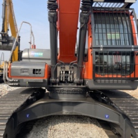 La machine est bien entretenue, d'origine coréenne, d'occasion, excavatrice sur chenilles Doosan DX225LCA pour la construction municipale