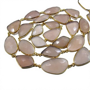 Calcedonia Rosa Natural, Forma Libre, Briolette Facetada, Conector de Bisel Irregular, Cadena de 15 a 20 mm, Piedras Vendidas por Pie - Product Image 1