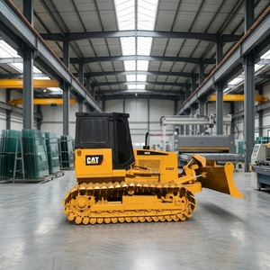 รถดันดินตีนตะขาบ CAT B5K สีเหลือง รถดันดินสำหรับงานหนัก อุปกรณ์เคลื่อนย้ายดิน โรงงานจัดแสดงภายในอาคาร - Product Image 1