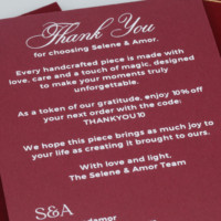 Carte d'invitation autocollante en velours imperméable avec un design en relief/estampé à l'or et imprimé à l'écran