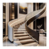 Escalier moderne à balustrade en verre courbé, structure en acier durable, marches en bois, écologique, couleurs personnalisables pour appartement intérieur