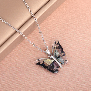 Collana con ciondolo a forma di farfalla con cristalli, gioielli romantici da donna per tutti i giorni - Product Image 4