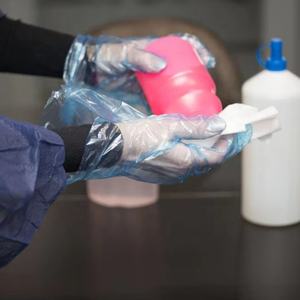 Gants jetables en PE flexibles et imperméables en gros pour l'entretien ménager et le nettoyage général - Product Image 1