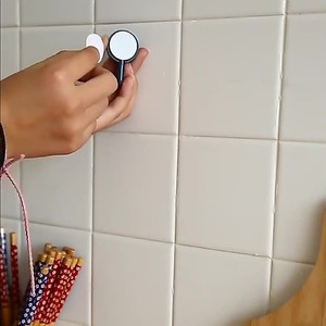 Gancho Adhesivo de Pared, Redondo, de Plástico, Fuerte Sujeción 1-3kg, Diseño Moderno y Simple para Almacenamiento de Ropa, Uso Doméstico - Product Image 1