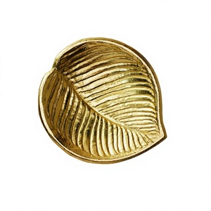 Plat à fruits secs en aluminium couleur or, forme de feuille, qualité supérieure, plat à bonbons en forme de feuille, provenant d'un fabricant en Inde. - Product Image 1