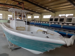 Bateau de pêche à coque en fibre de verre homologué CE, modèle SG850B, 8,50 m (27 pieds), avec siège avant. - Product Image 5