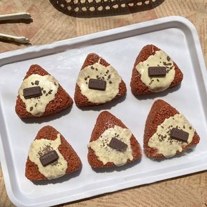 Jouet Squishy Réaliste en Forme de Boule de Riz Triangulaire de 7 cm, Nouveau, au Chocolat au Lait, en TPR, Anti-Stress, Cadeau pour Enfants et Adultes, Idéal pour la Détente - Product Image 2