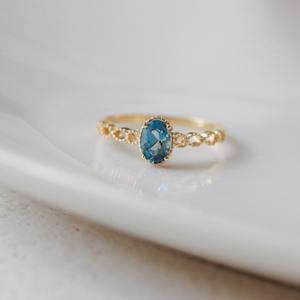 Anello da Donna di Lusso Leggero in Tungsteno Placcato Oro 18K con Topazio Blu Imitazione di Alta Qualità Stile Retrò Traforato Londinese - Product Image 1