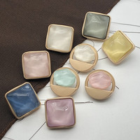Boutons en métal de style nouveau, carrés et colorés, pour manteaux en laine pour femmes, boutons de créateur à coudre sur les vêtements, usine chinoise