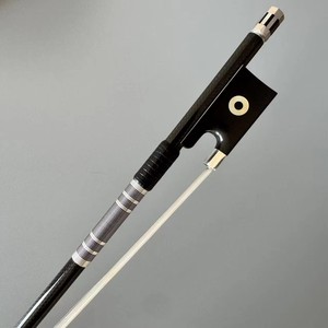 Archet de violon en graphite tressé (texture dense) de haute qualité avec accastillages argentés - 16930VN-S 4/4 Taille complète Noir Tressé - Product Image 2