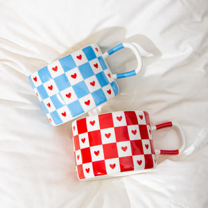 Taza de cerámica a cuadros con forma de corazón, con asa, apta para microondas, reutilizable, para regalos y uso diario. - Product Image 4