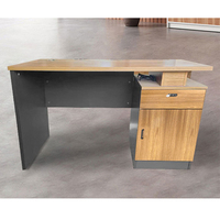 Table d'ordinateur en mélamine en bois rectangulaire à double moteur moderne et contemporain, bureau durable pour la maison, le bureau, l'école et l'hôpital.