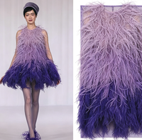Tissu de luxe en plumes d'autruche dégradées, dentelle à franges en plumes violettes ombrées pour robe de soirée haute couture et robe de mariée