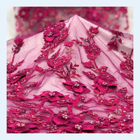 Tissu en dentelle de tulle perlé et pailleté fait main 3D à motif floral, personnalisé en usine, vente en gros, avec un joli design de dentelle pour robe de soirée et robe de mariée