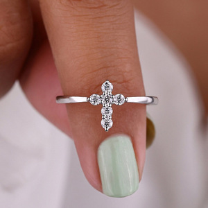 Anello Sweet Niche per donna, elegante gioiello da dito alla moda con accenti scintillanti - Product Image 1