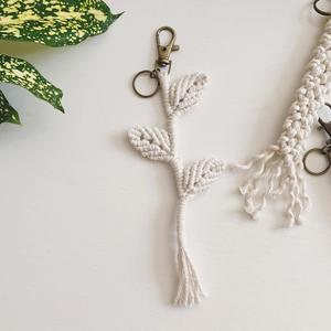 Llavero de macramé hecho a mano, Felicidad - Product Image 1
