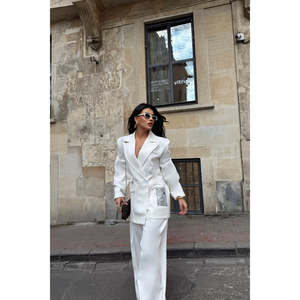 Conjunto de Traje Blanco para Mujer con Etiqueta de Diseño Detallado, Chaqueta y Pantalones - Product Image 4