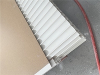 Panneau MDF rainuré recouvert de PVC, panneau en fibres imperméable avec rainures verticales pour applications décoratives intérieures de cuisine et de salle de bain