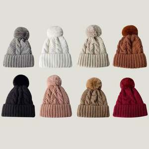 Bonnet tricoté personnalisé chaud et tendance pour femme avec pompon en fausse fourrure – Collection Hiver 2025 – Blanc et Noir - Product Image 1