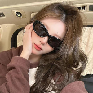 Gafas de sol retro de estilo europeo americano con montura ovalada para mujer, montura negra de PC, protección UV400, tipo 3. - Product Image 5