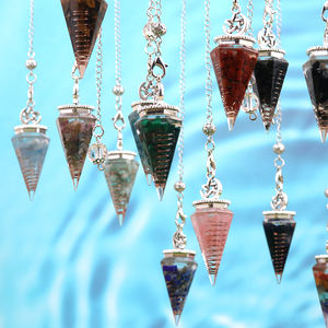 Cône hexagonal en résine argentée antique avec chaîne métallique courte, pierre précieuse naturelle en agate, divination Feng Shui - Product Image 1