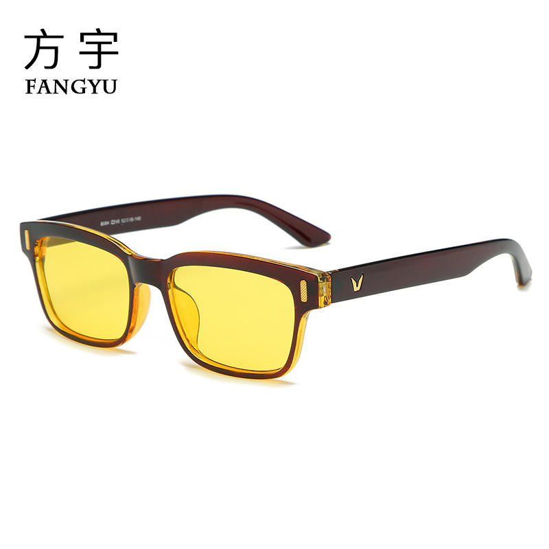 Thé à l'extérieur, comprimés jaune doré à l'intérieur.