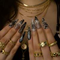 Ongles à presser en acrylique, design croix punk métal 3D, base dégradée noir-nude, décorations épines, éclats d'étoile, rivets et perles en acier, forme amande