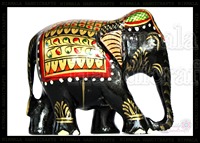 Statue d'éléphant en bois traditionnelle peinte à la main avec des détails en feuille d'or et une artisannerie complexe Meenakari, sculpture royale décorative