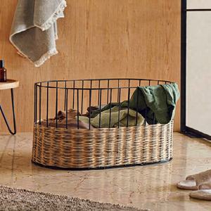 Cesta de almacenamiento para ropa con marco de metal ovalado, reforzada con una base de ratán natural tejido, disponible a precios de mayorista. - Product Image 1