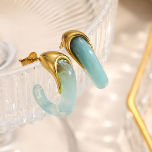 Pendientes de tuerca en forma de C con incrustaciones de resina chapados en oro de 18k, joyería de moda para mujer - Product Image 3