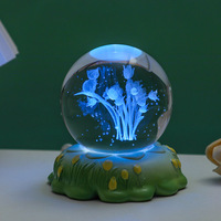 Boule de cristal éclairée par LED de gravure décorative brillante avec sculpture intérieure 3D pour la décoration intérieure et le cadeau de souvenirs