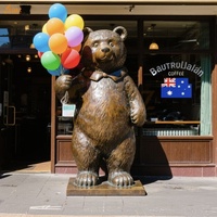 Décoration de rue commerçante en plein air personnalisée Grande statue d'ours en bronze coulé Ballons géants Support d'ours Sculpture en bronze