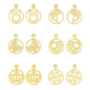 Pendientes de Moda con Letras, Estilo Vintage, de Acero Inoxidable, Precio al por Mayor, Personalizados, Chapados en Oro, Joyería Bonita para Mujeres y Hombres - Product Image 4