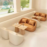 Chaises, tables, banquettes et canapés de restaurant commercial modernes en bois avec revêtement en cuir incurvé pour pizzeria, café et salon de thé