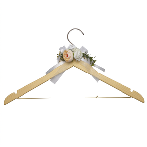 Ganchos de Lujo para Ropa, Trajes, Camisas, Abrigos y Pantalones, Antideslizantes, Personalizados para Hotel, de Metal y Madera Lacada, Venta al Por Mayor - Product Image 1