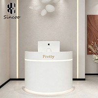 Bureau de réception moderne blanc incurvé pour salon de beauté, petit comptoir d'accueil pour salon de coiffure, comptoir de réception pour salon de manucure et spa