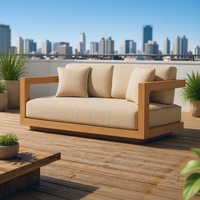 Canapé de patio extérieur moderne avec structure en bois, coussin beige pour jardin, terrasse, villa, hôtel, bord de piscine, balcon, terrasse