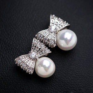 Orecchini a perno con fiocco in oro bianco, perla d'acqua dolce e diamanti taglio brillante rotondo per donna, gioielli da matrimonio in argento 925 - Product Image 4