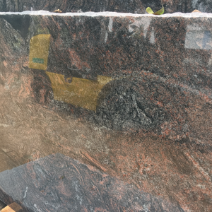 Dalle de granit Paradiso pierre naturelle de qualité supérieure pour comptoirs de cuisine revêtement de sol et revêtement mural idéal pour les intérieurs de maisons modernes - Product Image 1