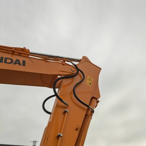 Excavatrice sur chenilles Hyundai 305LC-9S d'occasion, 30 tonnes, modèle 2022, excellent état, avec moteur, pompe et composants de transmission - Product Image 6