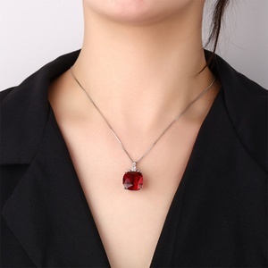 Collier pendentif classique en cuivre écologique anti-ternissement avec zircone cubique rouge carrée de 16 mm et pierres précieuses multicolores pour femme - Product Image 5