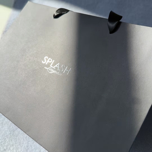 Bolsas de papel negro de lujo al por mayor, bolsas de regalo con asa de cinta de satén negra y logotipo UV personalizado para ropa, ropa interior y boutiques. - Product Image 4