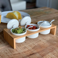 Ensemble de condiments en bois, bols à tremper en céramique, ramequins à sauce ensemble de 3 pièces avec couvercles et cuillères sur plateau de service en bambou surélevé