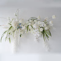 Hochzeitsdekoration Weiße Seiden-Wandbehang Blumenarrangement Bühnen-Willkommenshintergrund KT-Board Fotografie-Requisiten Künstliche Blumen