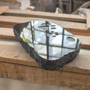 Pierre tombale moderne en granit américain avec motif de trace de pas noir, finition polie et sablée - Product Image 3