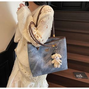Sac fourre-tout en cuir PU uni pour femme Dman - Résistant à l'eau, grande capacité, fermeture à glissière, portable pour un usage quotidien et les voyages - Product Image 4