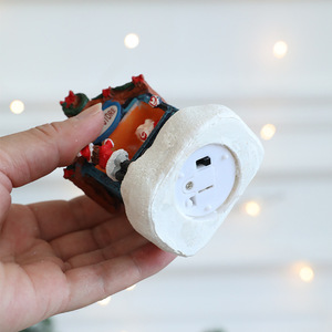 Commercio all'ingrosso della fabbrica della casa della resina di natale ha condotto gli ornamenti della decorazione dell'albero di natale regalo di natale piccola casa sull'albero - Product Image 3