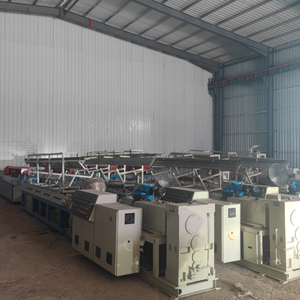 Ligne d'extrusion de <span class=keywords><strong>profil</strong></span>és composites en <span class=keywords><strong>PVC</strong></span> et bois WPC d'occasion du fabricant, machine de traitement du PE utilisée - Product Image 1