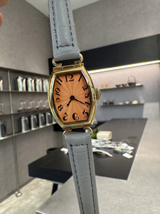 La tendance rétro fait son retour dans les milieux professionnels et les occasions décontractées. Votre montre brille de mille feux, montre pour femmes. - Product Image 6