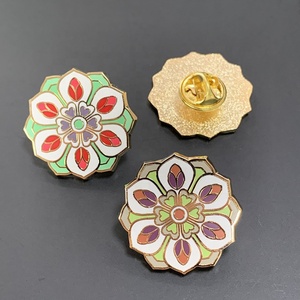 Pin de solapa con diseño de logotipo, alfiler chapado en oro de alta calidad con flores coloridas - Product Image 3